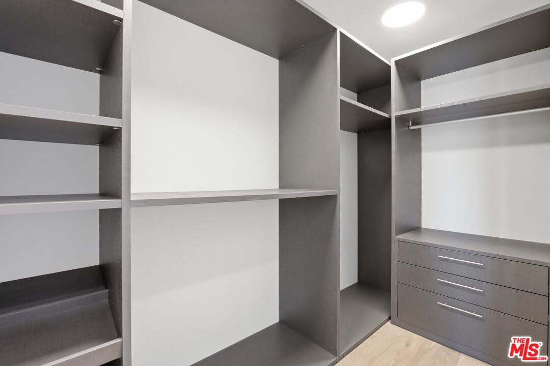 505 S Barrington Ave Unit: 104