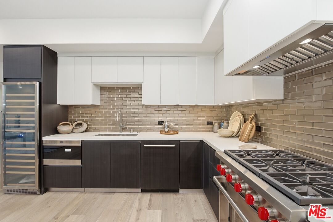 505 S Barrington Ave Unit: 104