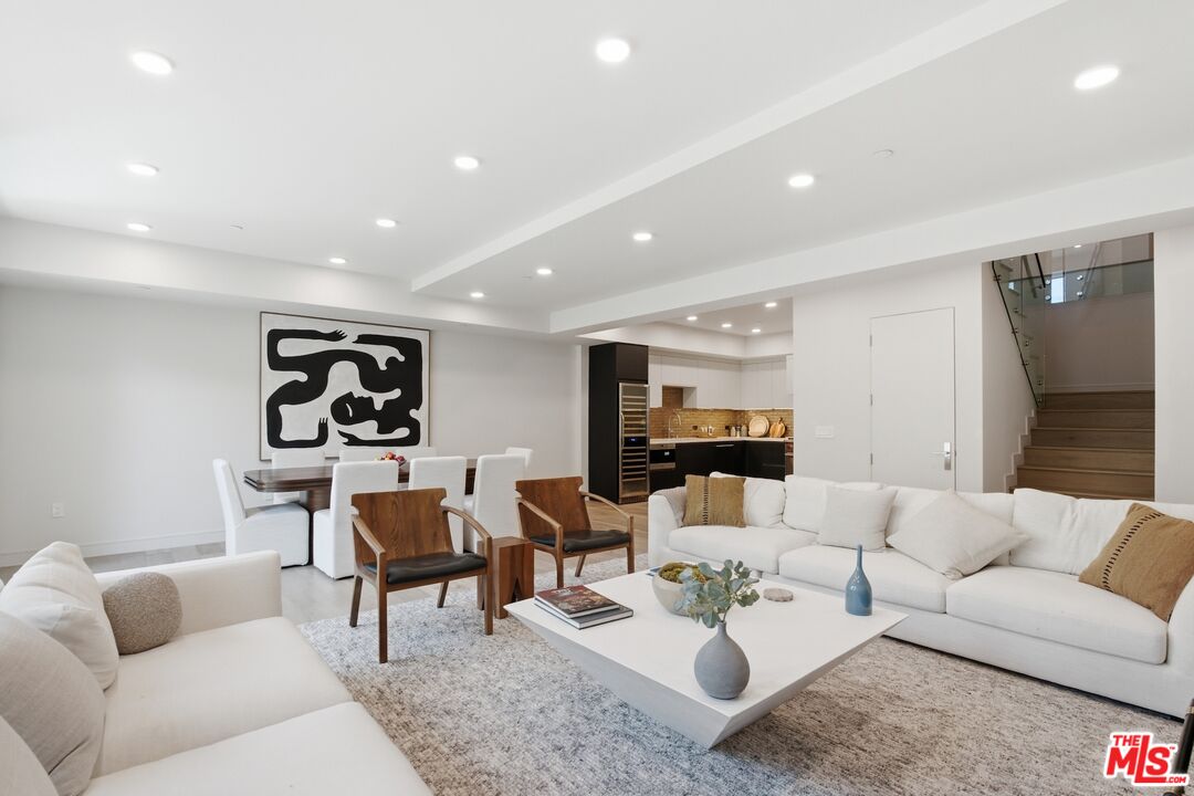 505 S Barrington Ave Unit: 104