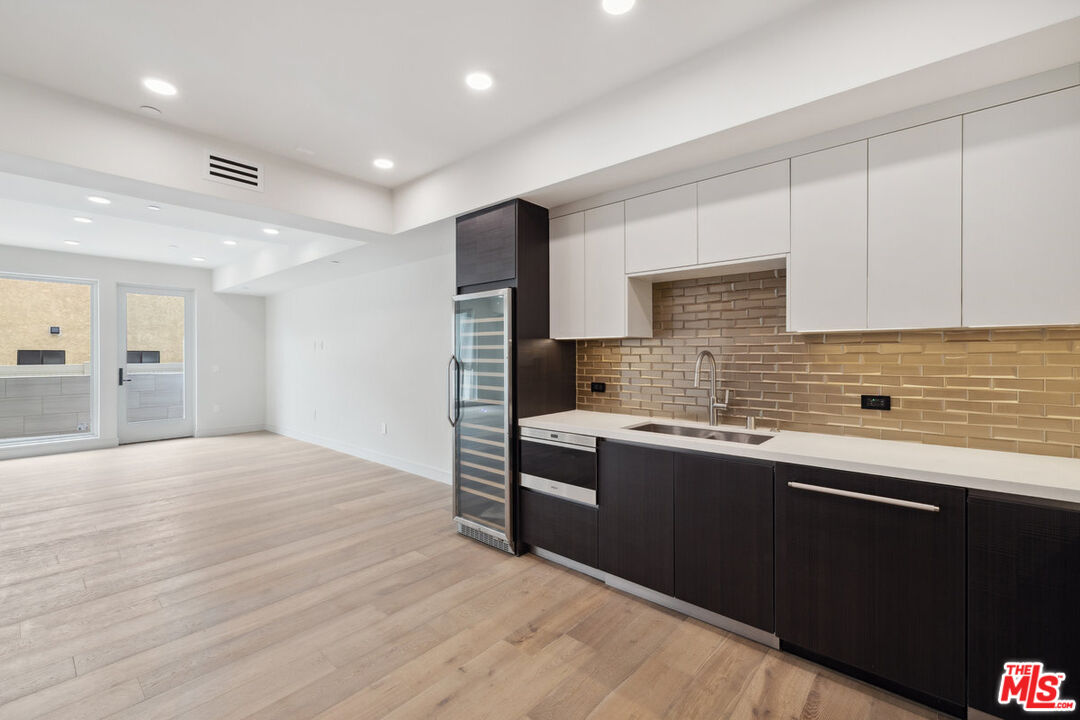 505 S Barrington Ave Unit: 104