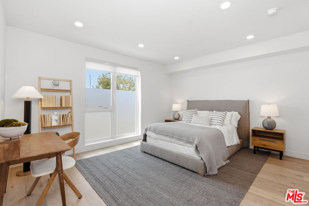 505 S Barrington Ave Unit: 104