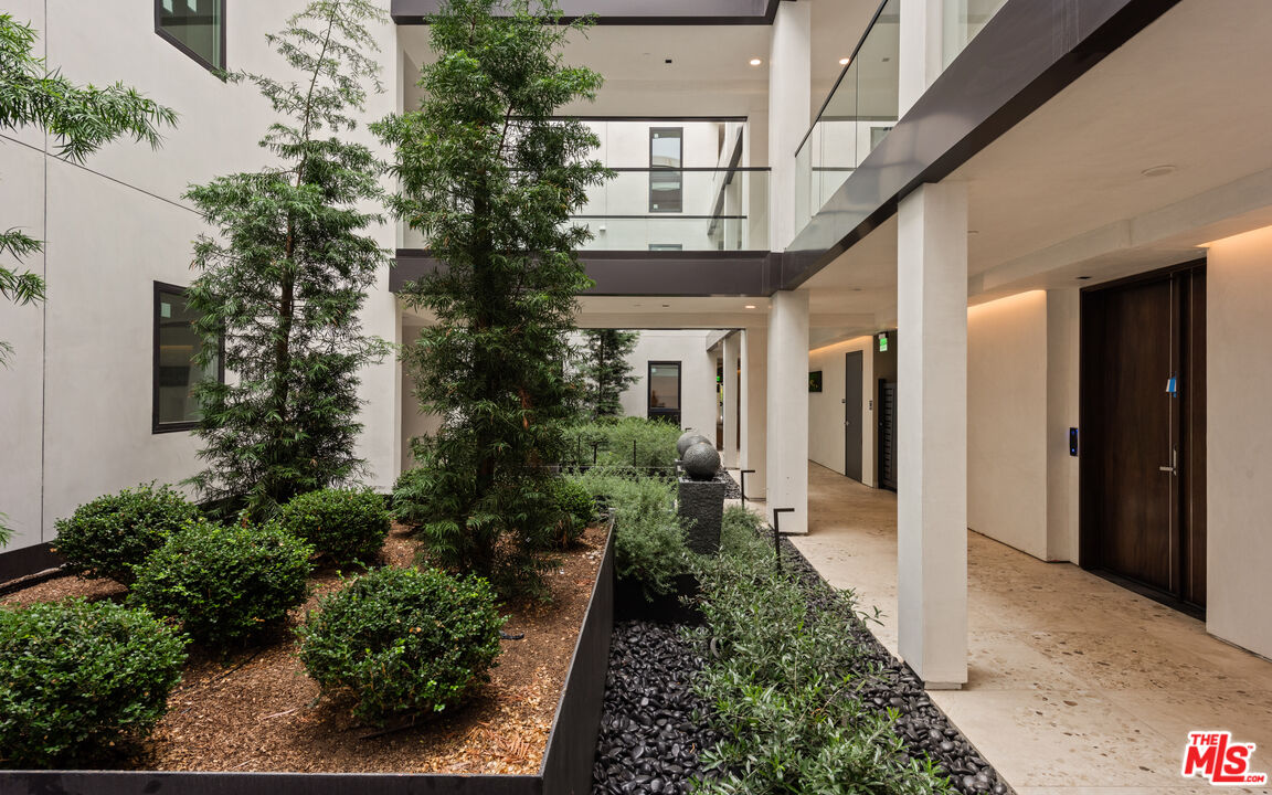 505 S Barrington Ave Unit: 104