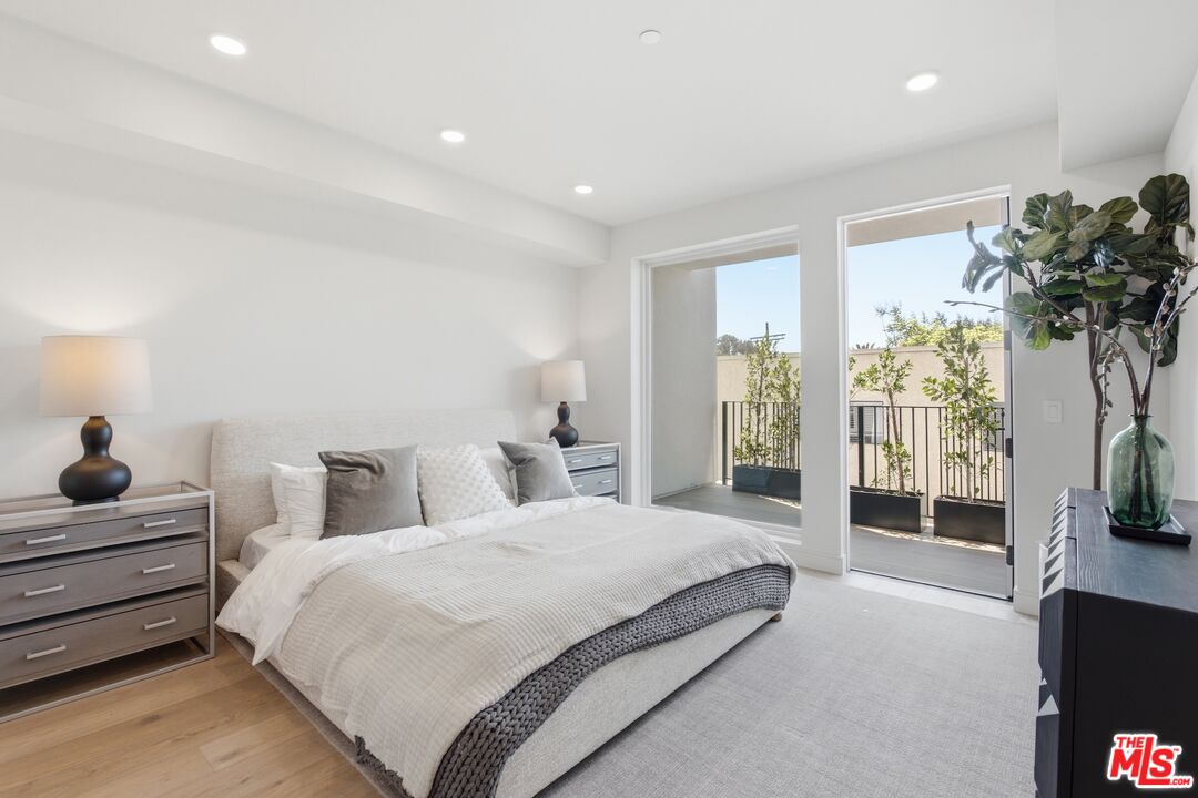 505 S Barrington Ave Unit: 104