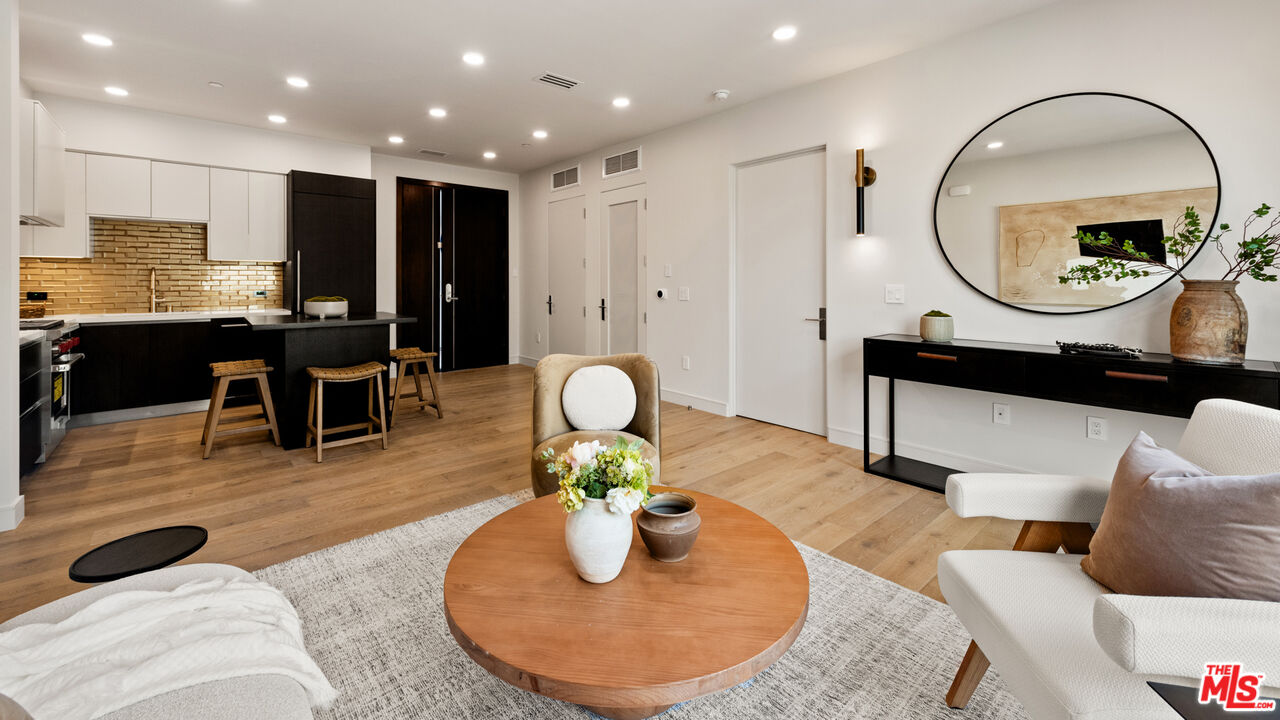 505 S Barrington Ave Unit: 307