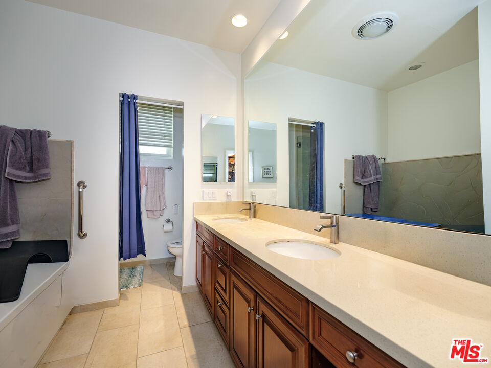 10327 Missouri Ave Unit: 105