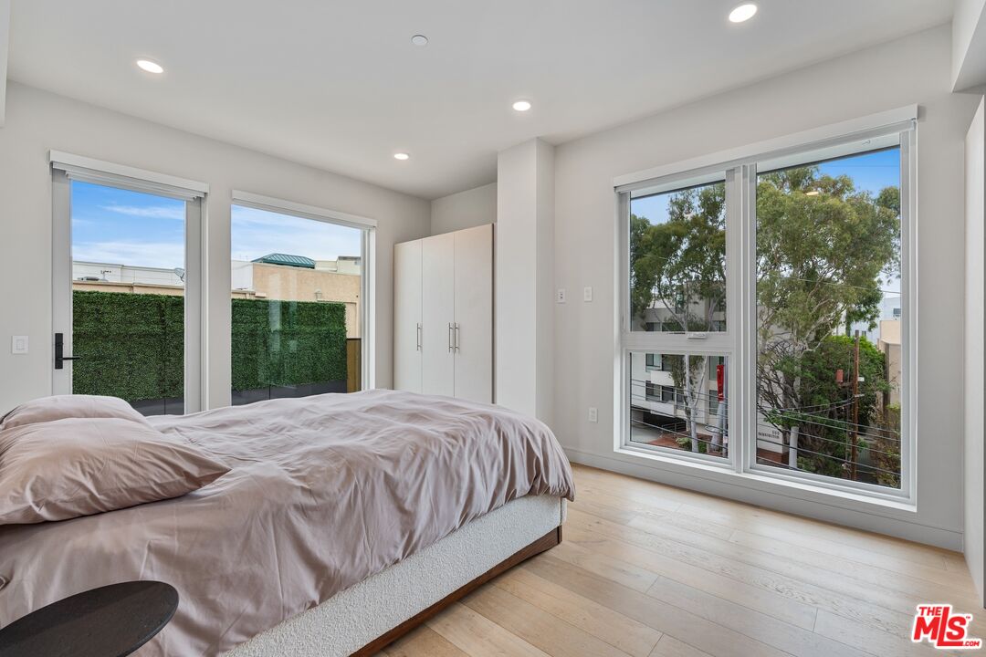 505 S Barrington Ave Unit: 401