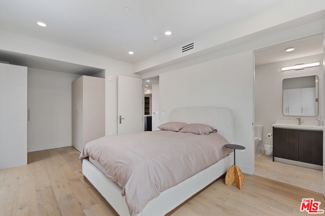 505 S Barrington Ave Unit: 401