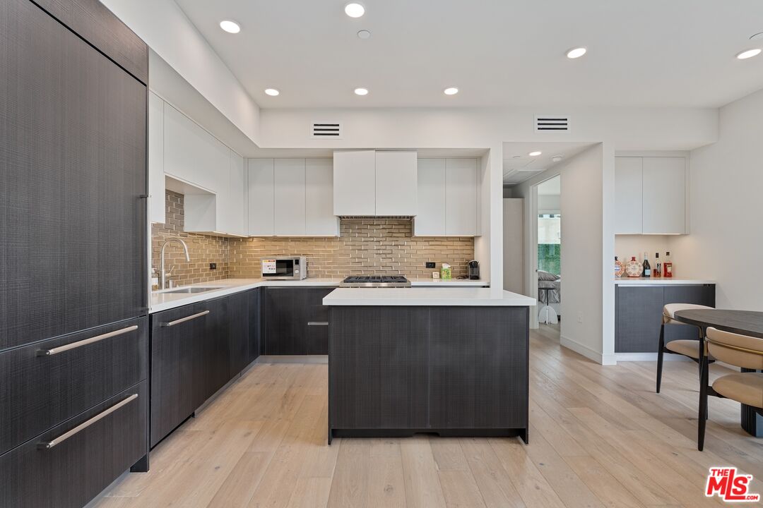 505 S Barrington Ave Unit: 401