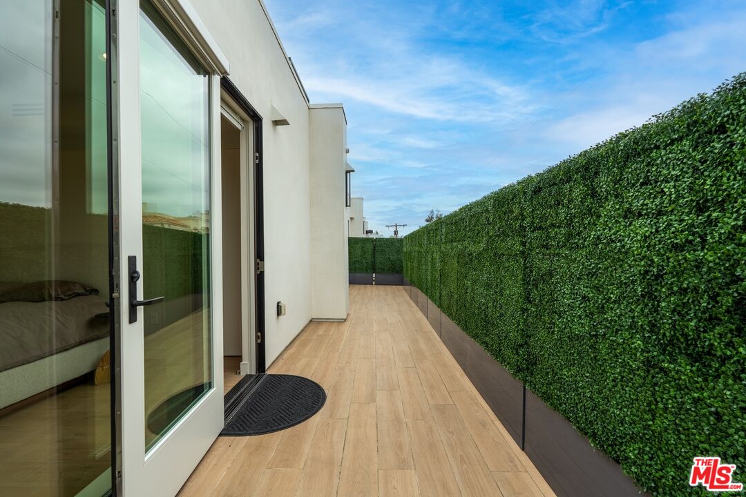 505 S Barrington Ave Unit: 401