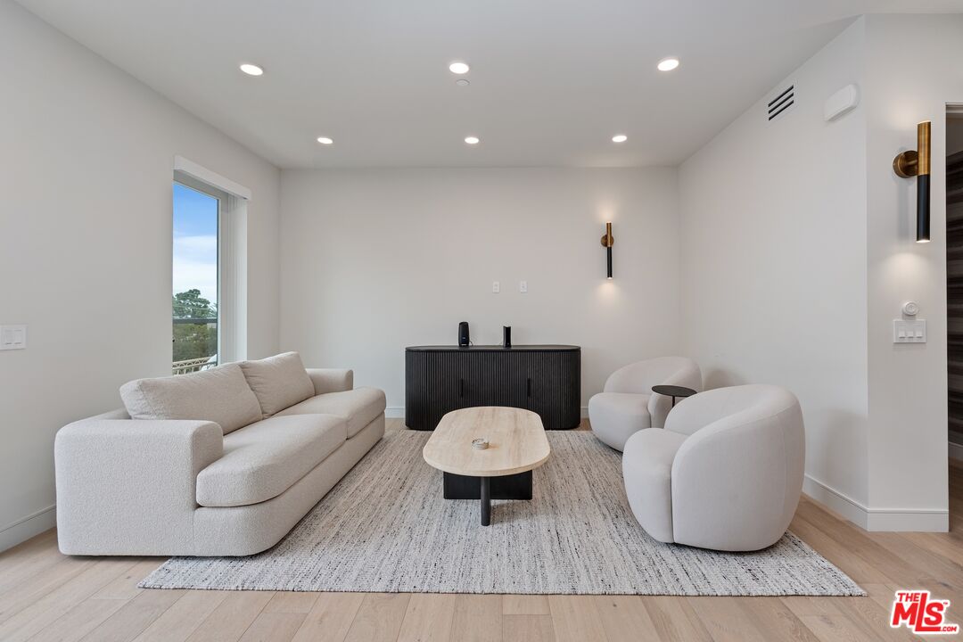 505 S Barrington Ave Unit: 401