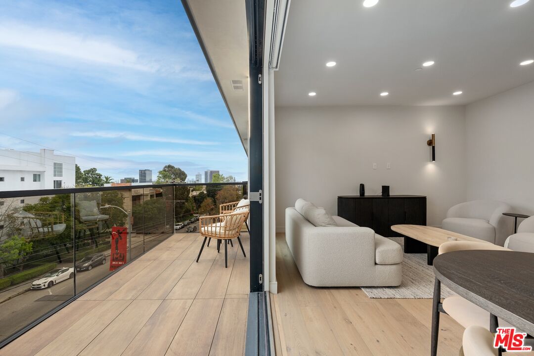 505 S Barrington Ave Unit: 401