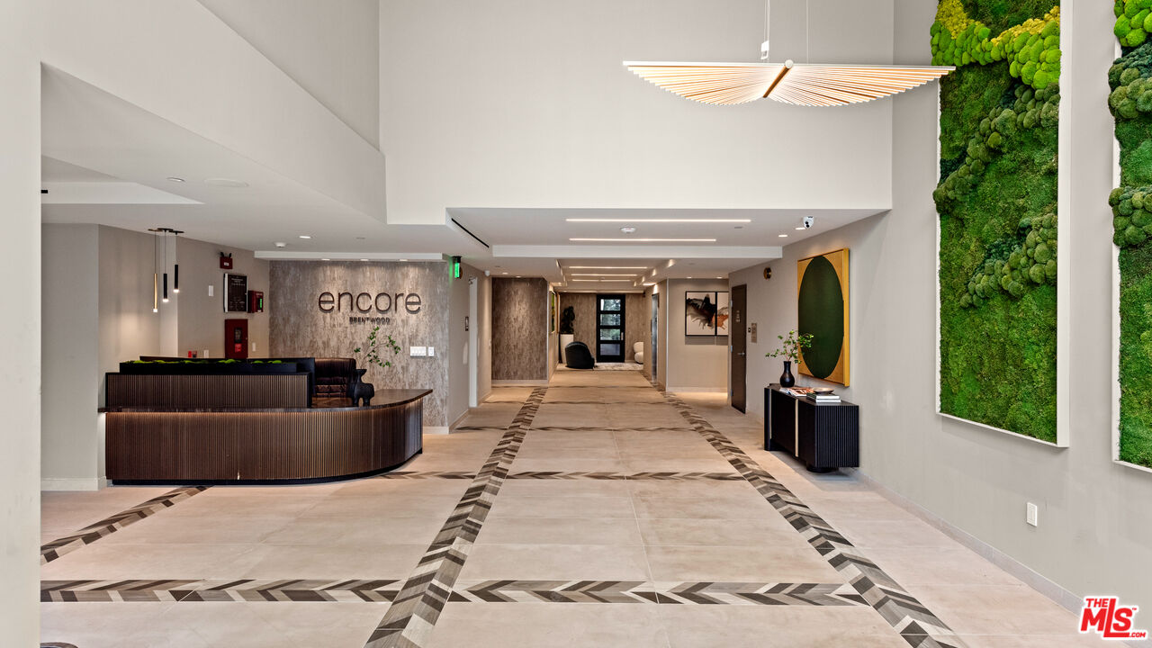 505 S Barrington Ave Unit: 401