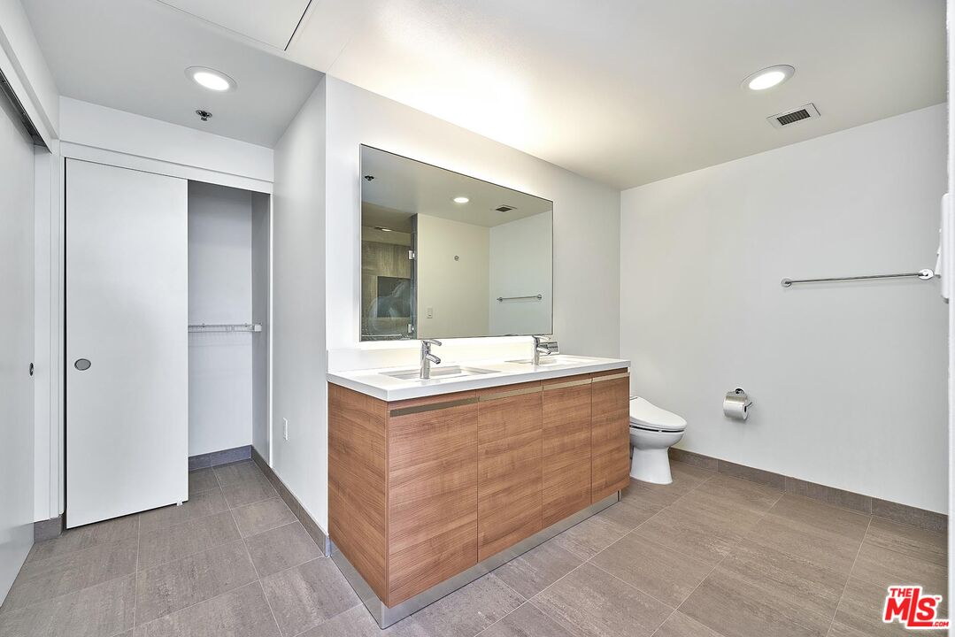 3785 Wilshire Blvd Unit: 2008