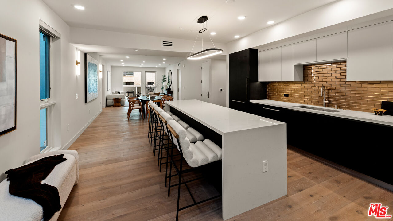 505 S Barrington Ave Unit: 308