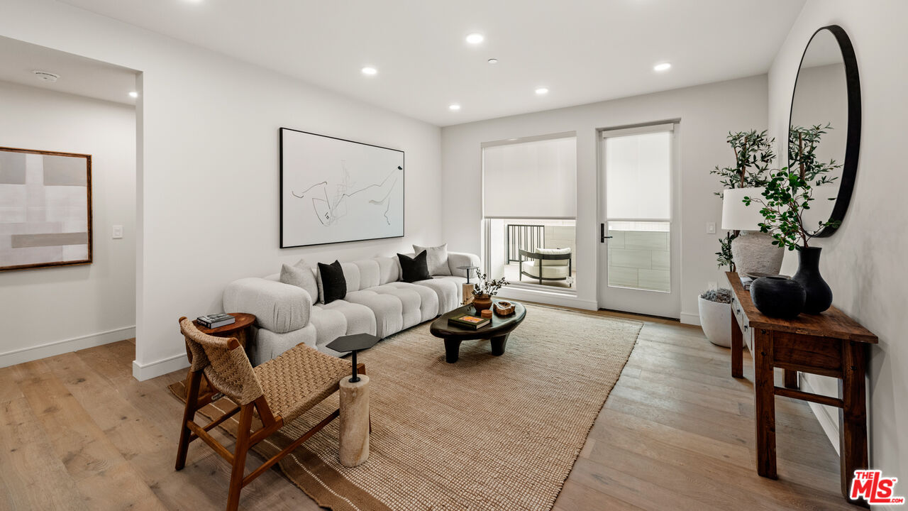 505 S Barrington Ave Unit: 308