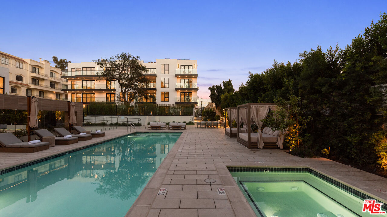 505 S Barrington Ave Unit: 202