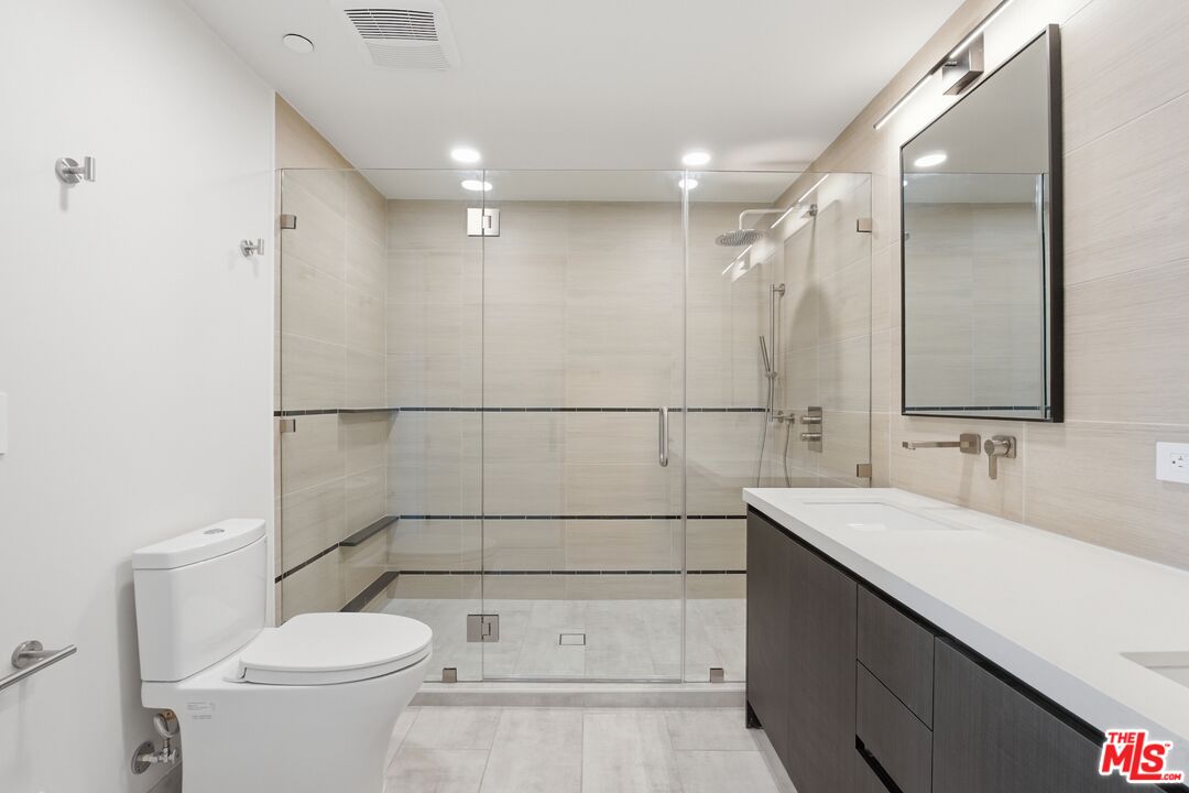 505 S Barrington Ave Unit: 202