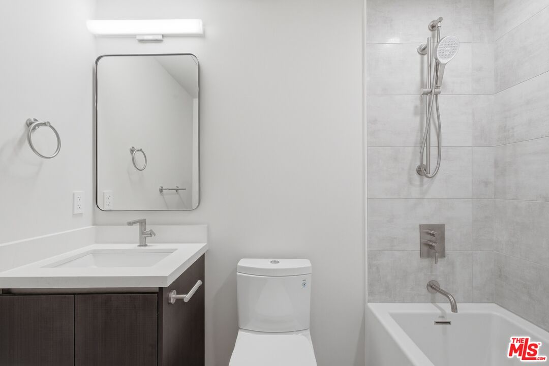 505 S Barrington Ave Unit: 202