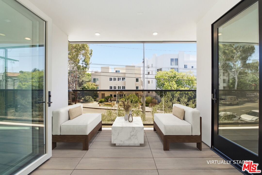 505 S Barrington Ave Unit: 202