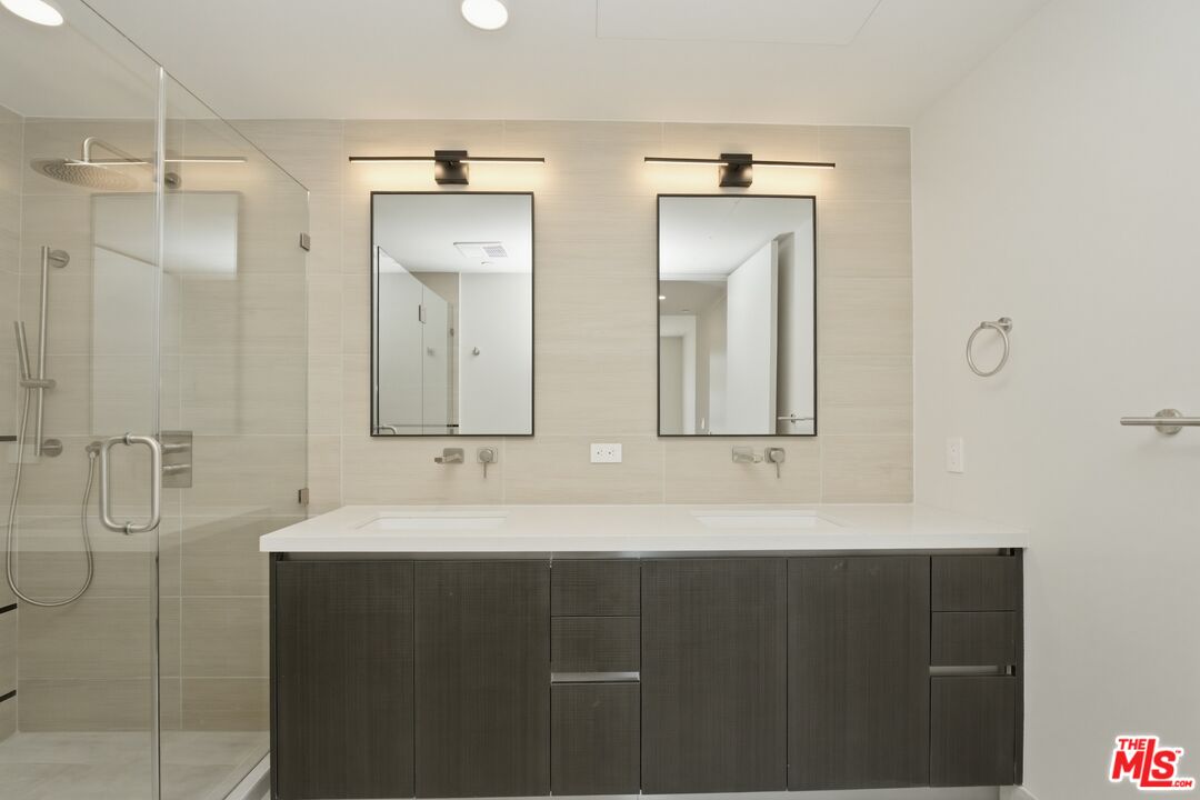 505 S Barrington Ave Unit: 202