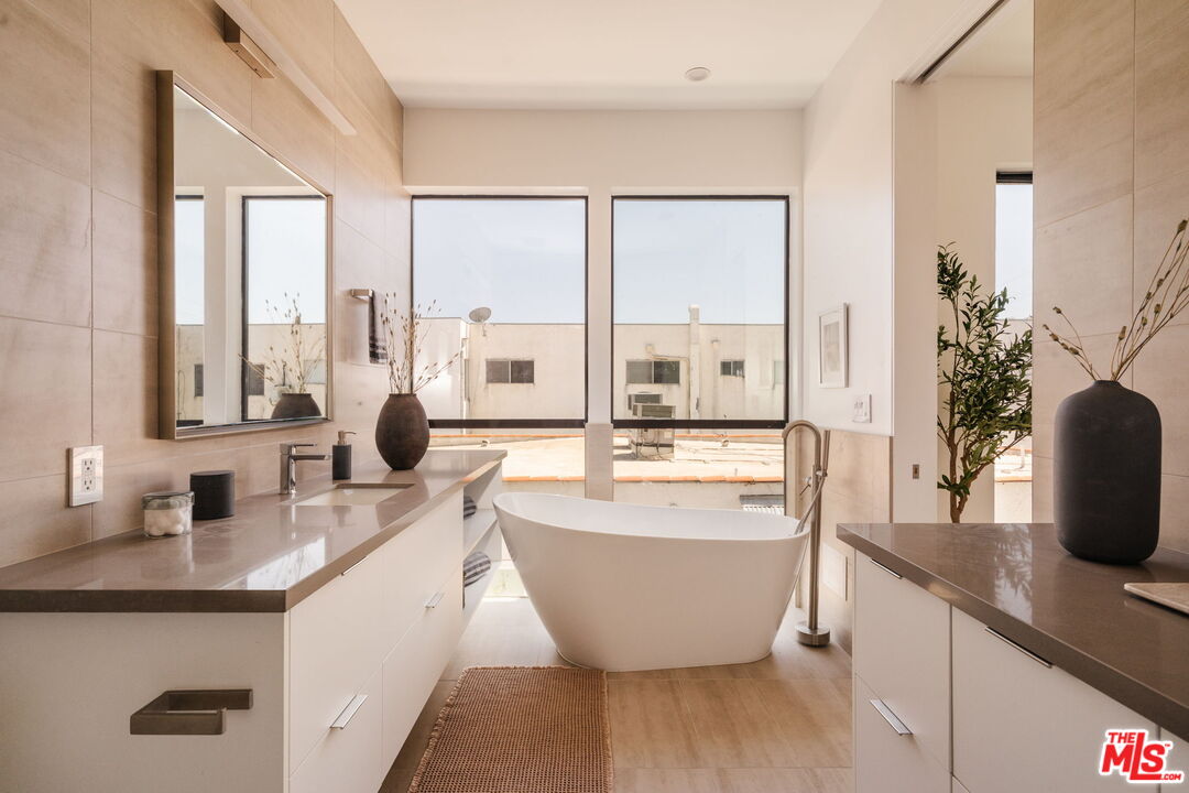 1245 N Formosa Ave Unit: B