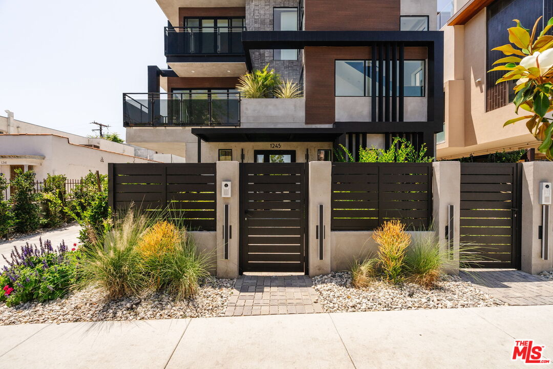 1245 N Formosa Ave Unit: B