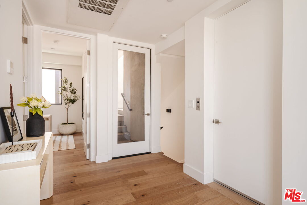 1245 N Formosa Ave Unit: B