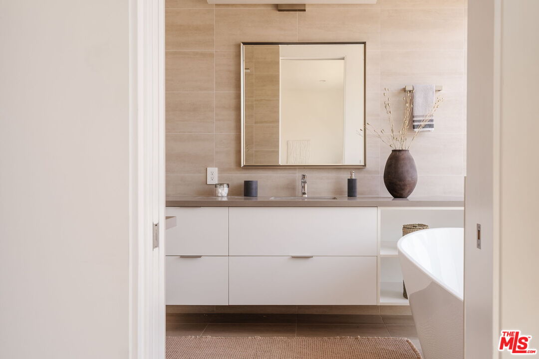 1245 N Formosa Ave Unit: B
