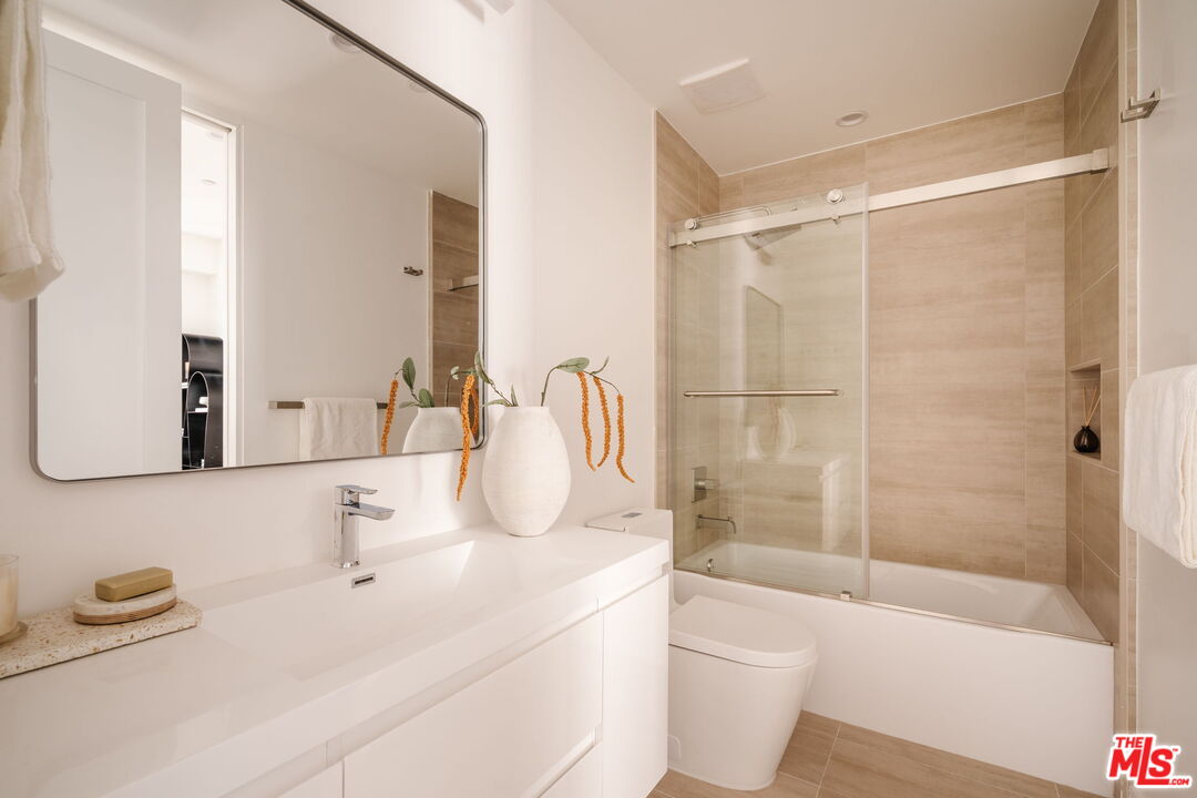 1245 N Formosa Ave Unit: B