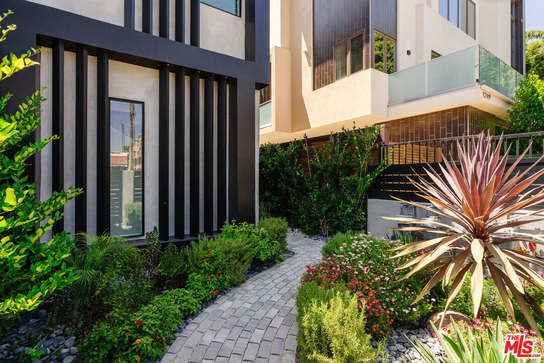1245 N Formosa Ave Unit: B