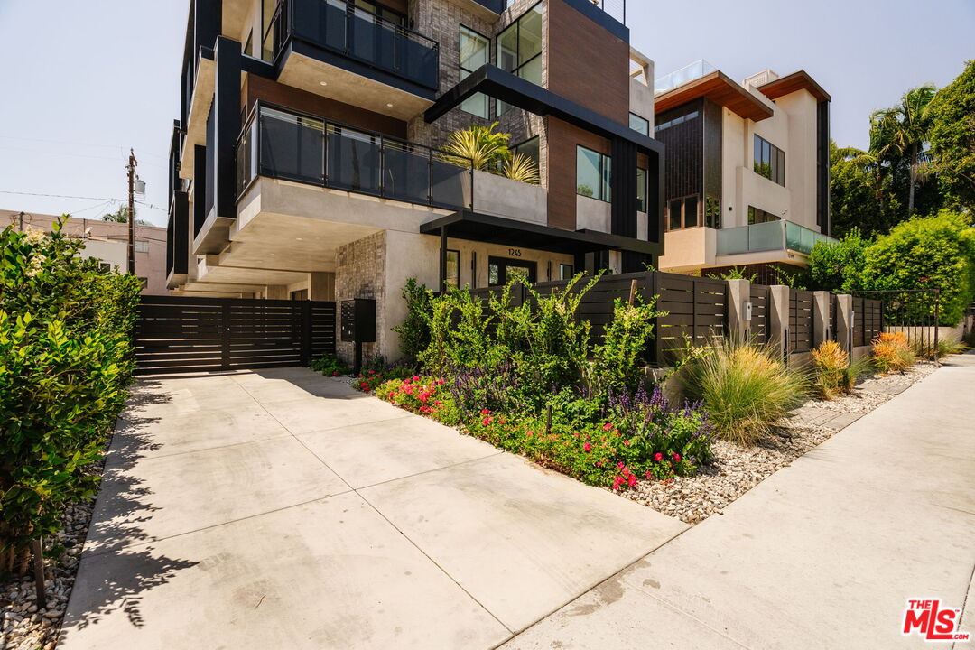 1245 N Formosa Ave Unit: B