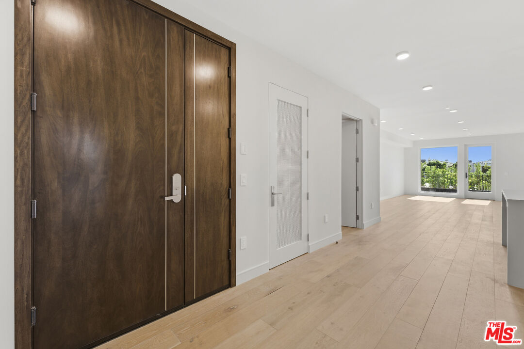 505 S Barrington Ave Unit: 404