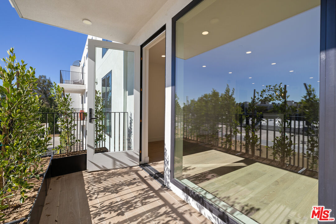 505 S Barrington Ave Unit: 404