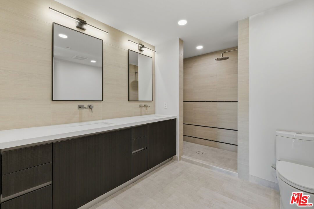 505 S Barrington Ave Unit: 404
