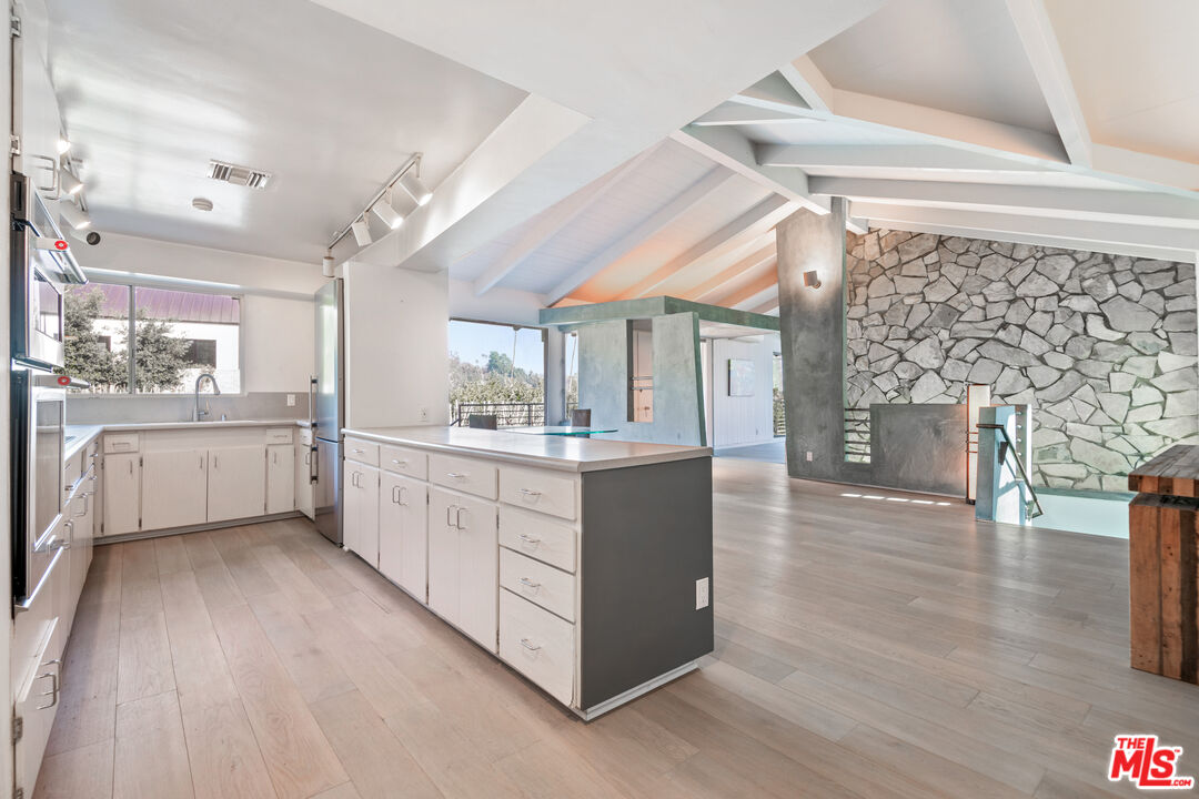 1127 Angelo Dr