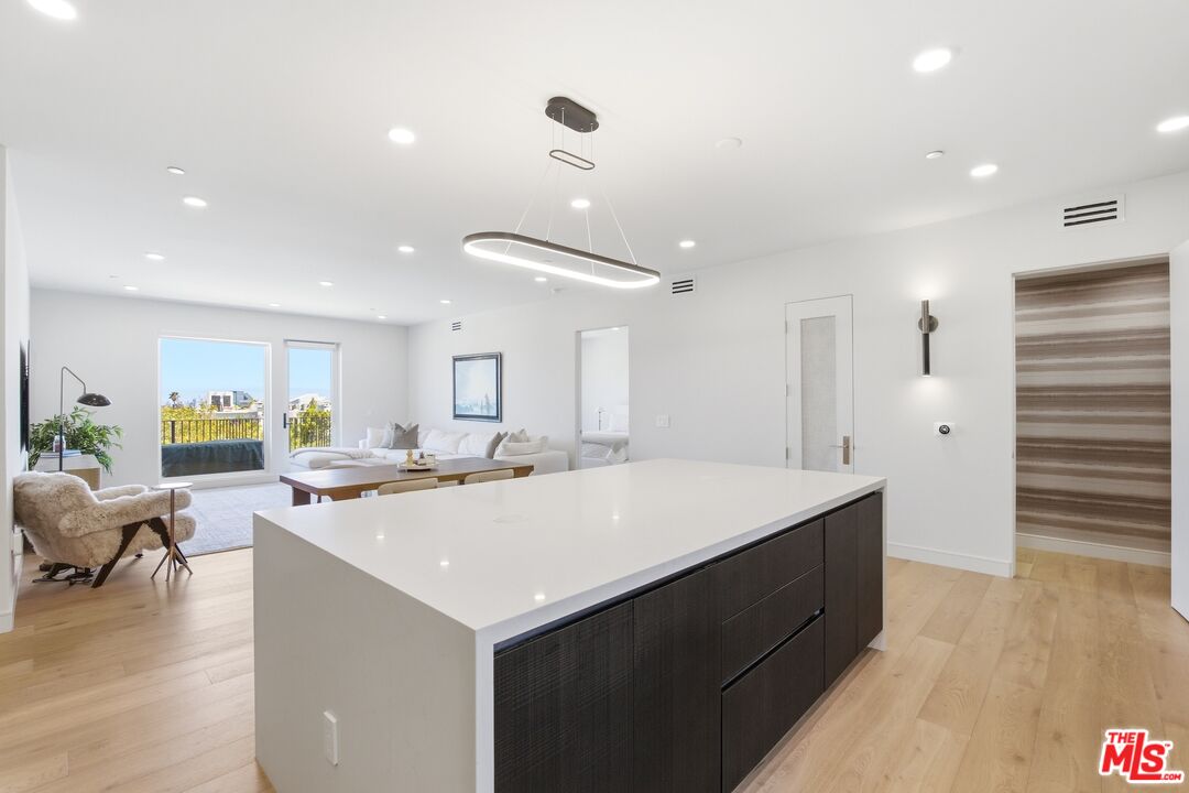 505 S Barrington Ave Unit: 406