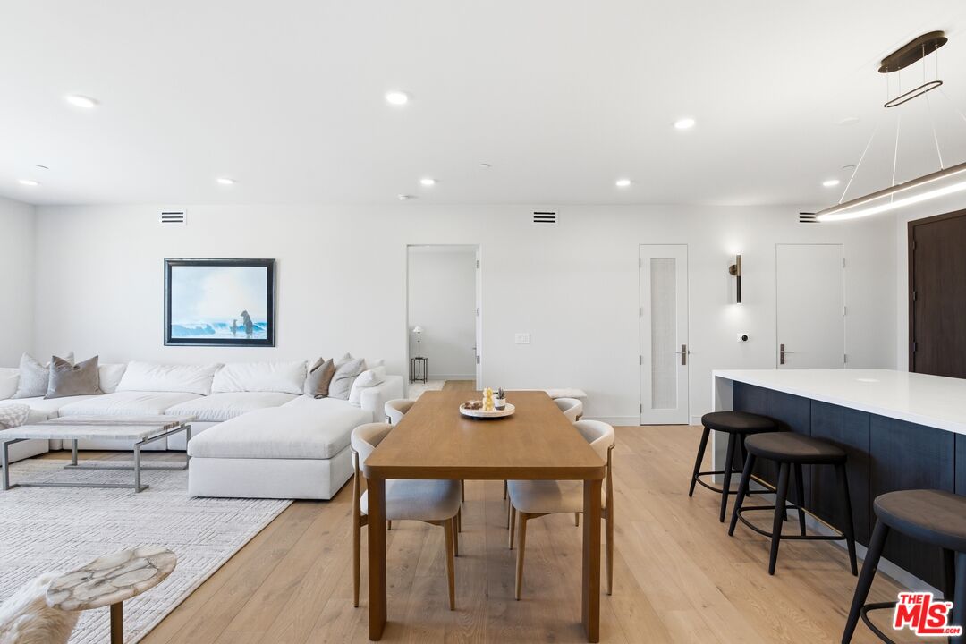 505 S Barrington Ave Unit: 406
