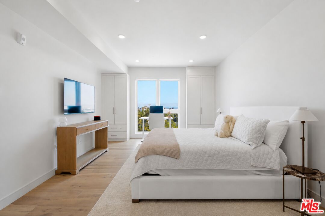 505 S Barrington Ave Unit: 406