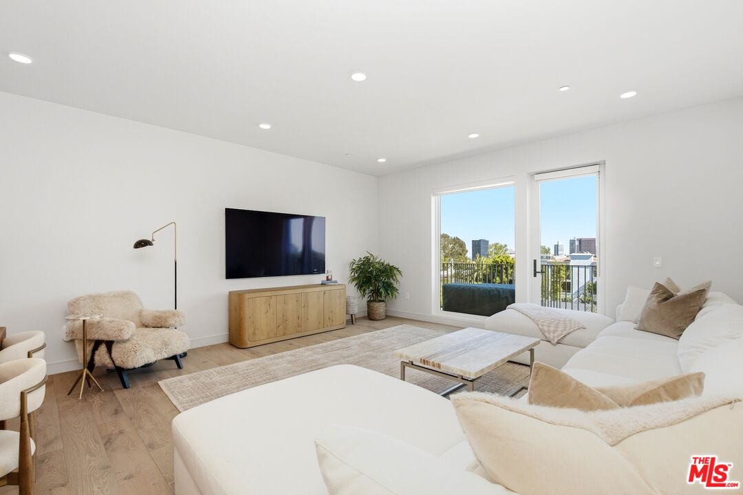 505 S Barrington Ave Unit: 406
