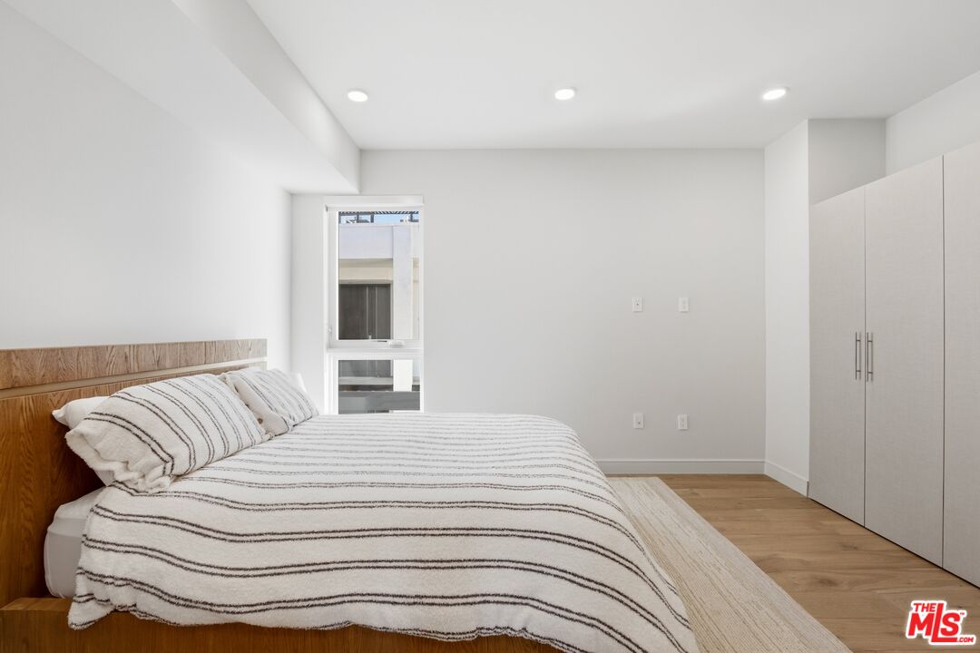 505 S Barrington Ave Unit: 406
