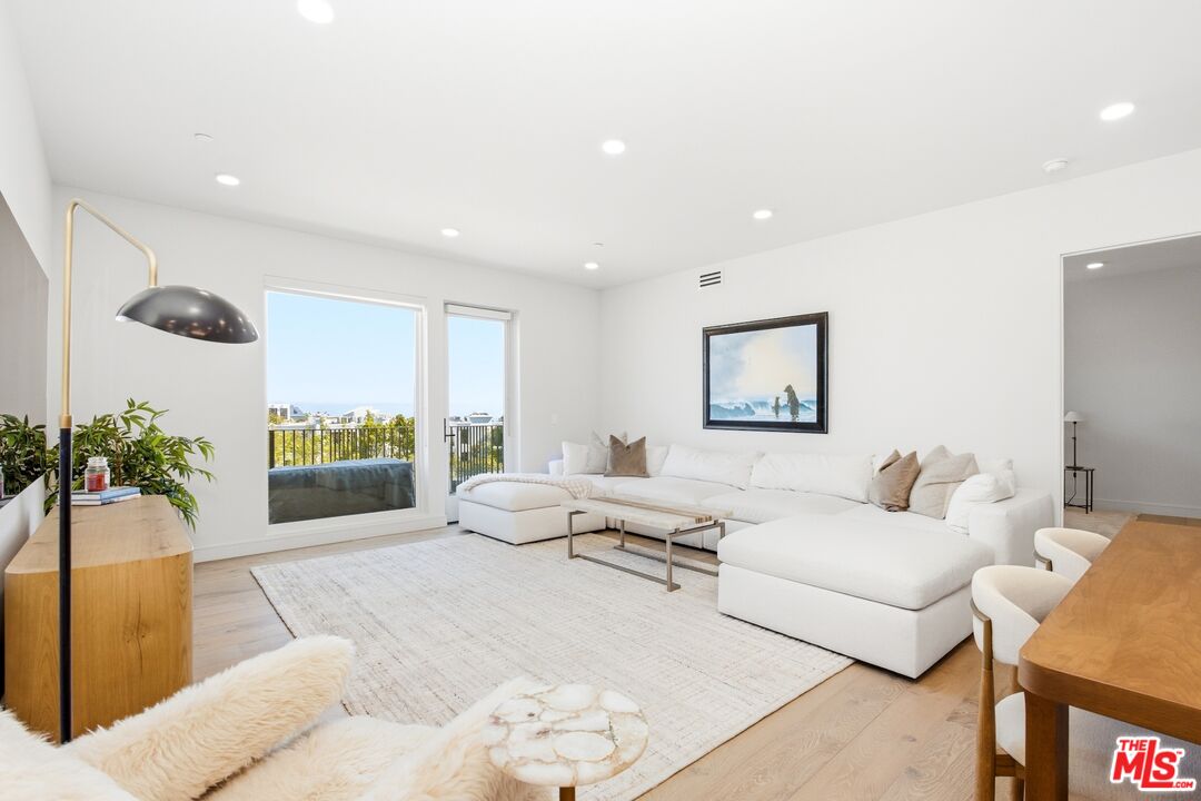 505 S Barrington Ave Unit: 406