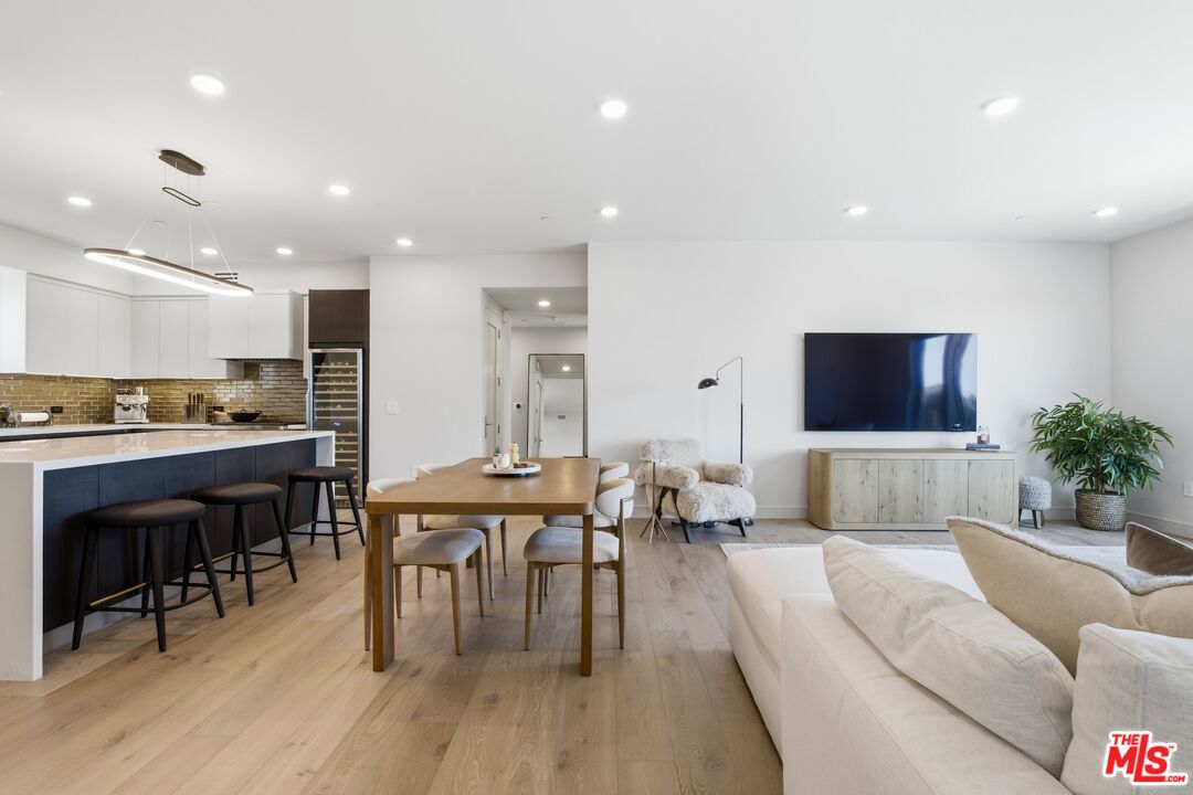505 S Barrington Ave Unit: 406