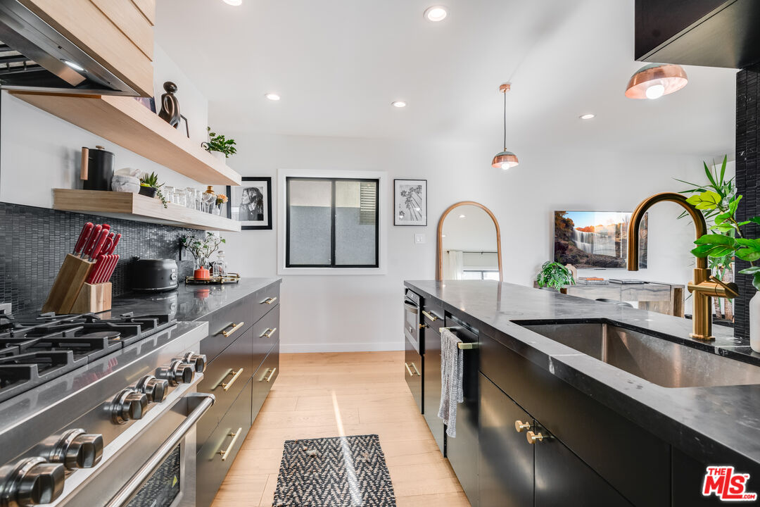 17 Sunset Ave Unit: 4