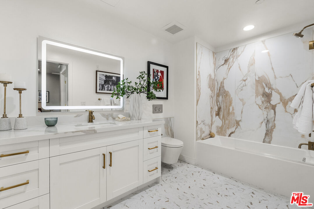 7428 Santa Monica Blvd Unit: 202