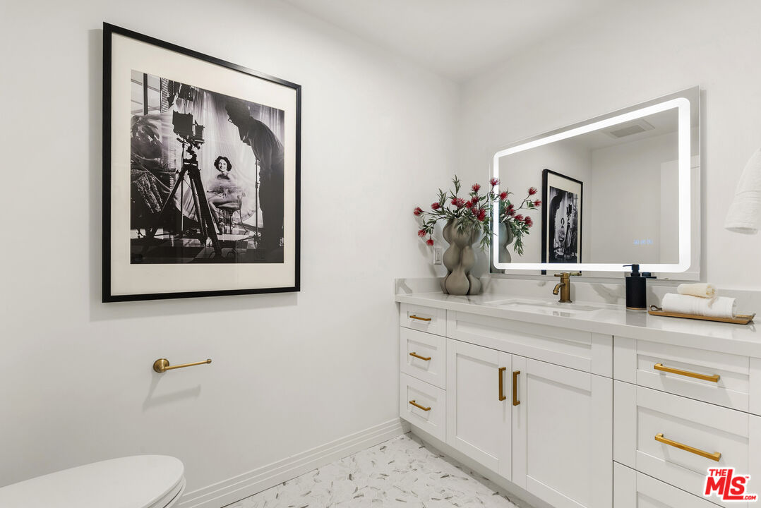 7428 Santa Monica Blvd Unit: 202