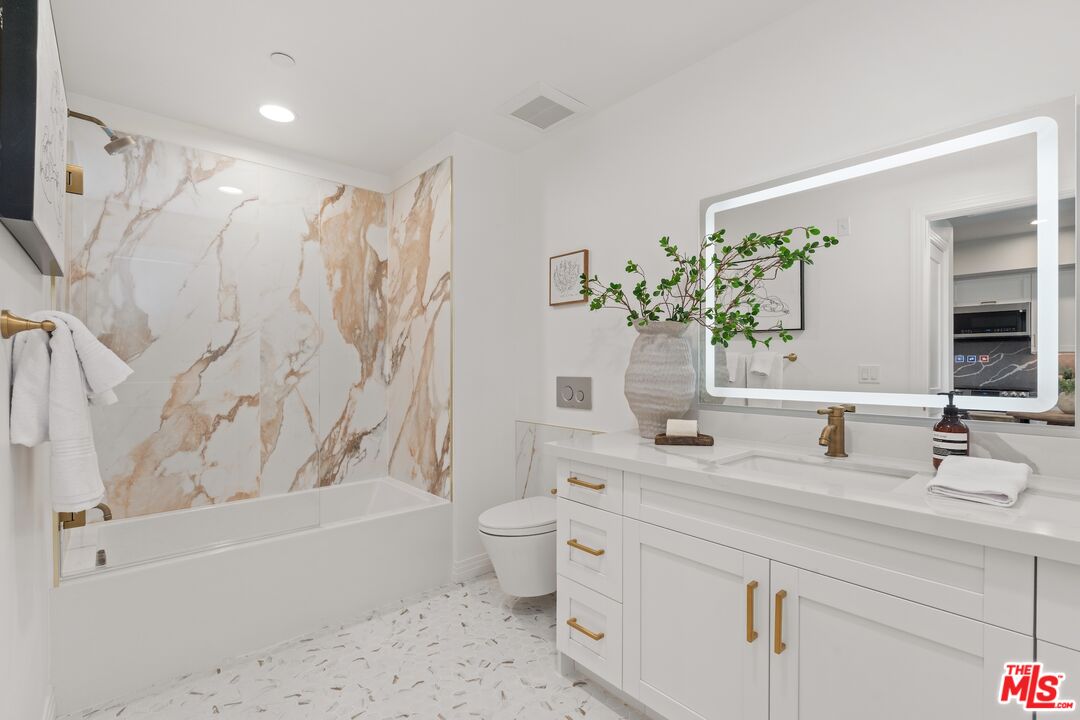 7428 Santa Monica Blvd Unit: 304