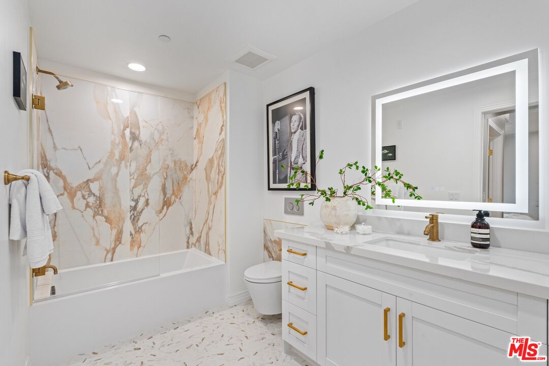 7428 Santa Monica Blvd Unit: 406