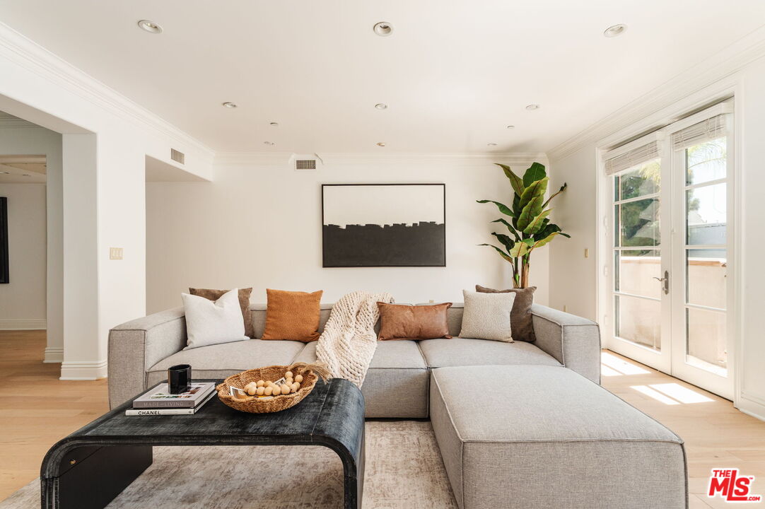 11749 Goshen Ave Unit: 201