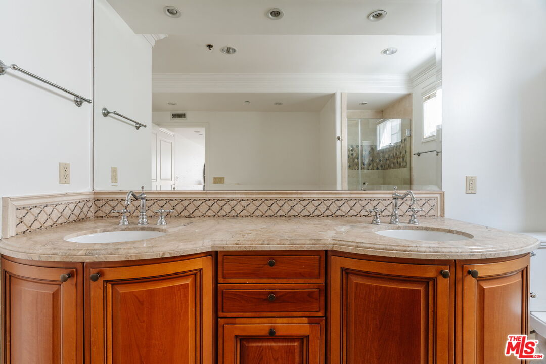 11749 Goshen Ave Unit: 202