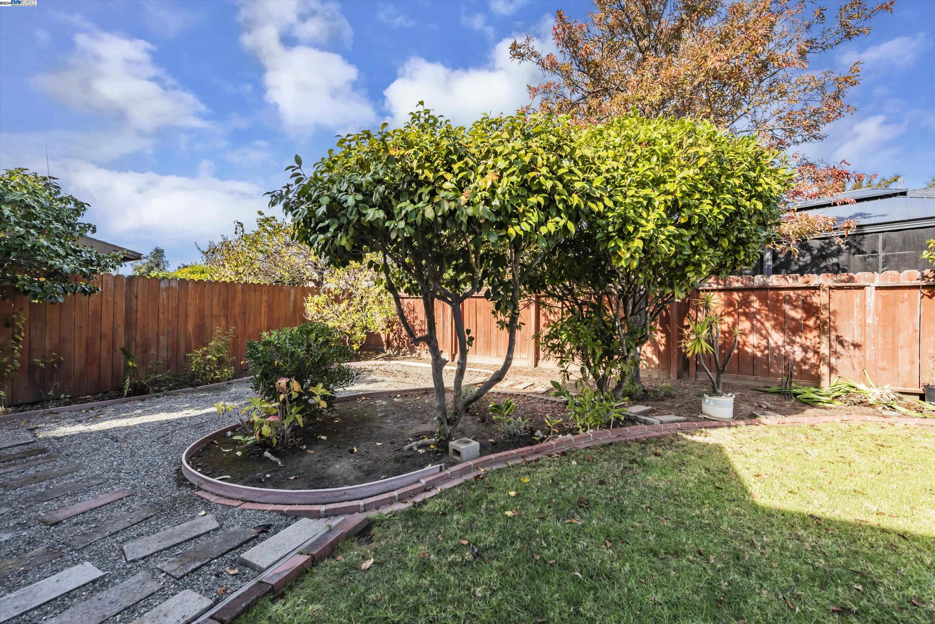 910 Emerald Ave